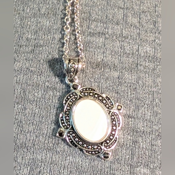 Ornate, pendant necklace featuring a faux mother of pearl centerpiece - Picture 1 of 2